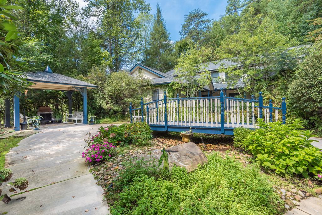 Eight Gables Inn Gatlinburg Exterior photo