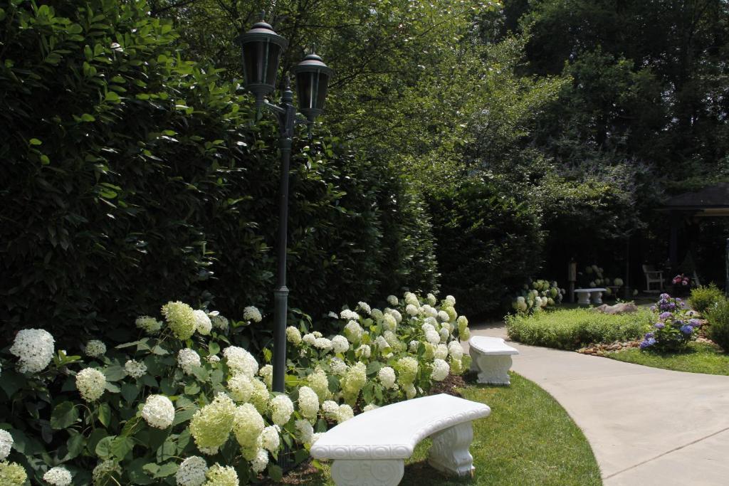 Eight Gables Inn Gatlinburg Exterior photo